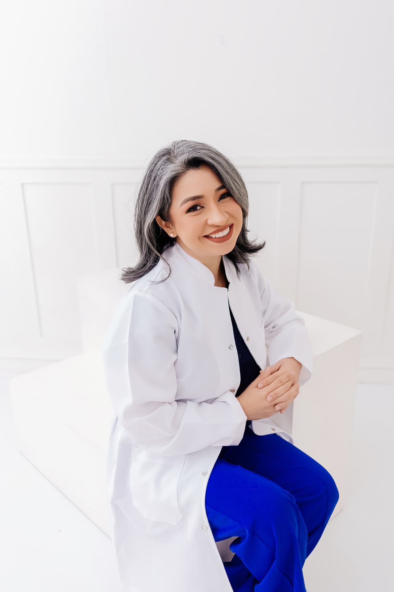 Dra. Silvi González con bata médica