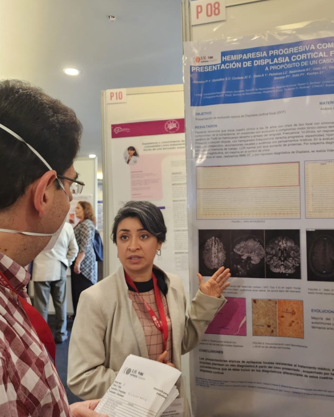 Silvi presentando un póster científico